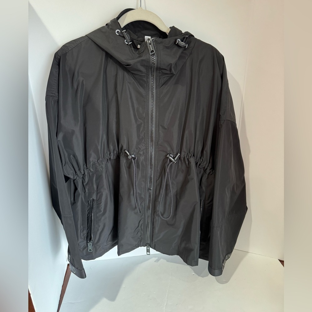 Burberry women’s raincoat Sz US 8 NEW